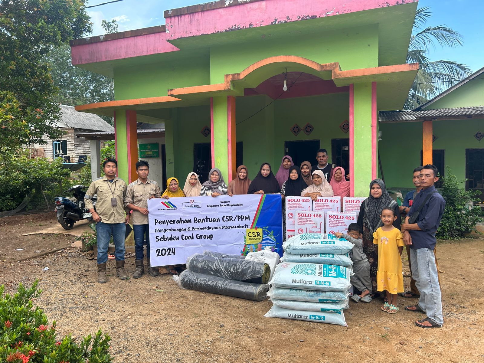 Sebuku Coal Group Bantu Perkebunan Warga Desa Pantai Baru