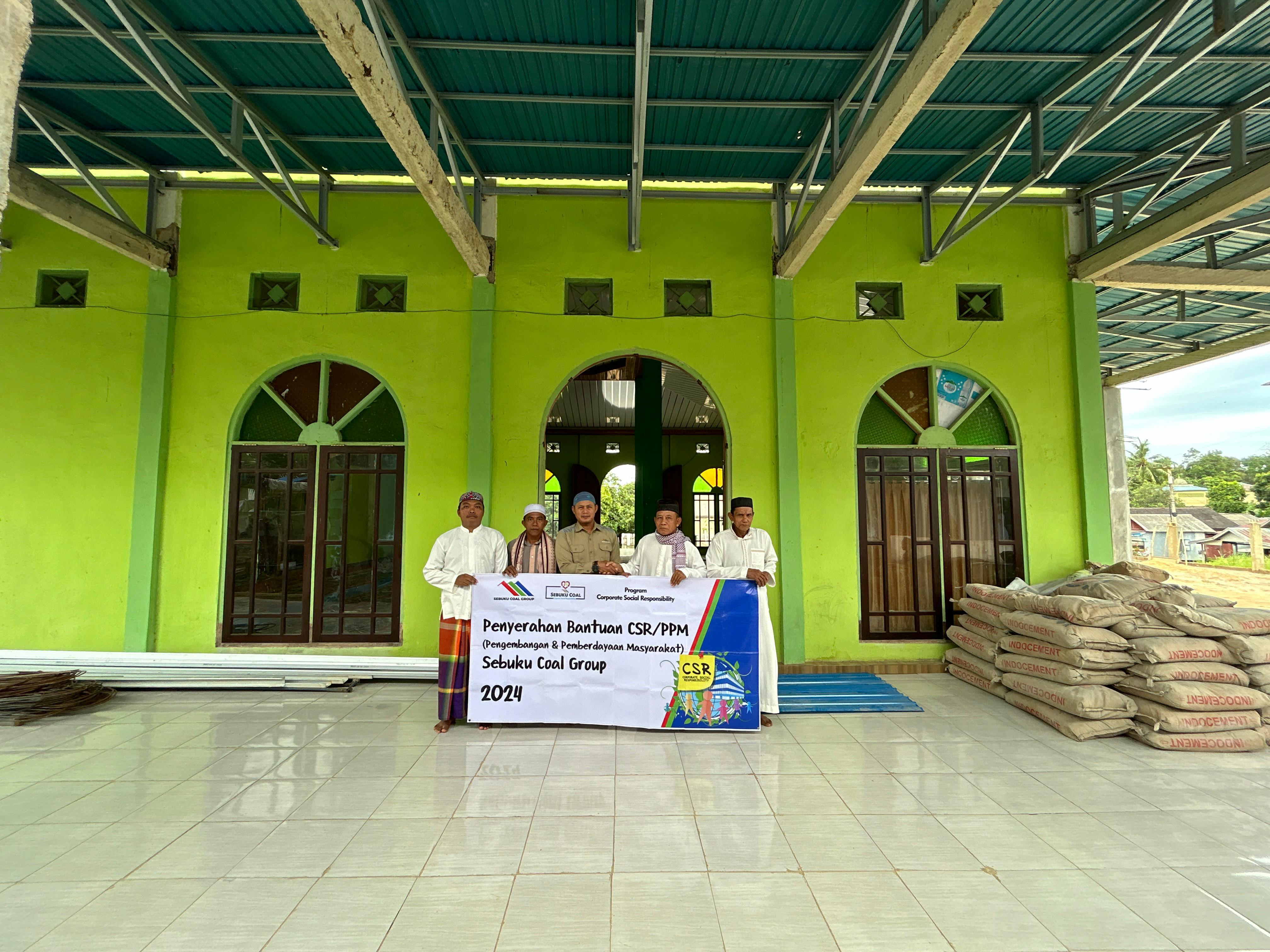 Sebuku Coal Group Bantu Pembangunan Toilet Masjid Nurul Yakin