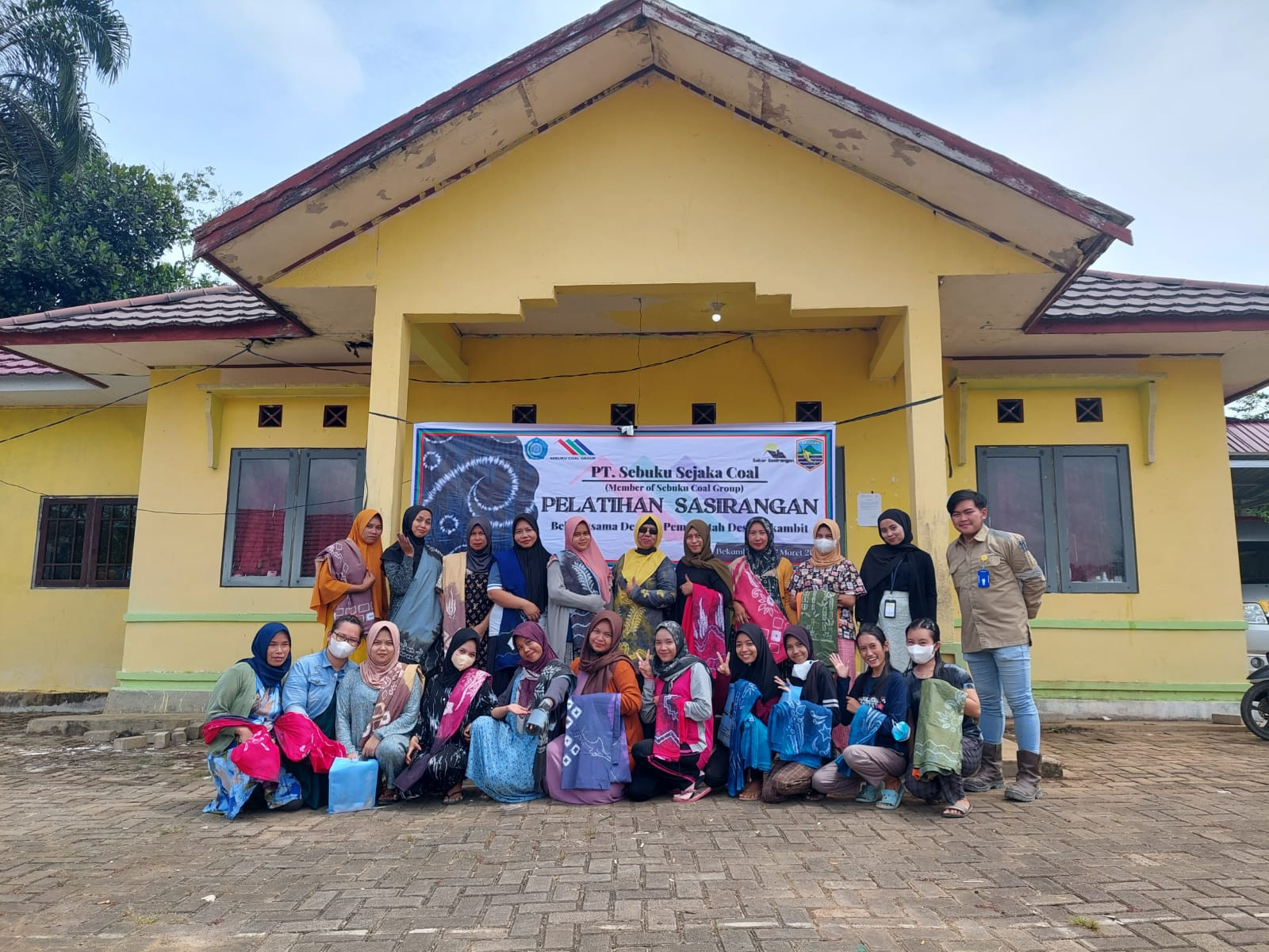 Dukung Pelestarian Budaya, PT Sebuku Sejaka Coal Group Gelar Pelatihan Sasirangan di Desa Sejakah da