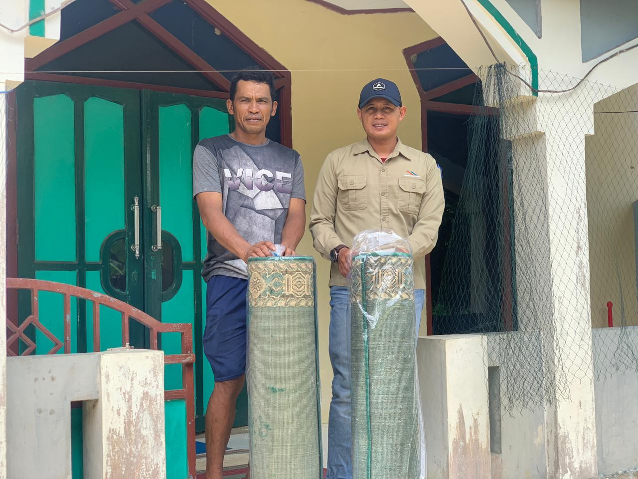 Bantuan Sajadah Roll Untuk Mushola di Desa Pantai Baru