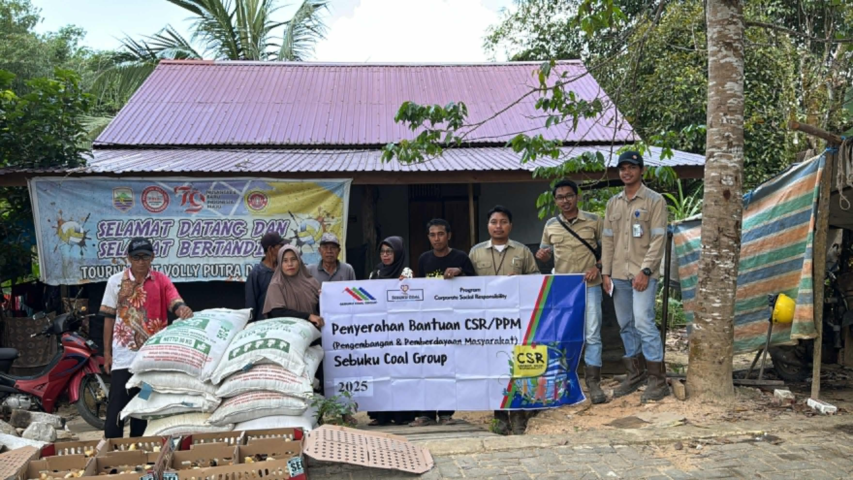 PT Sebuku Tanjung Coal Serahkan Bantuan Bibit dan Pakan Ayam Kampung di Desa Sungup Kanan