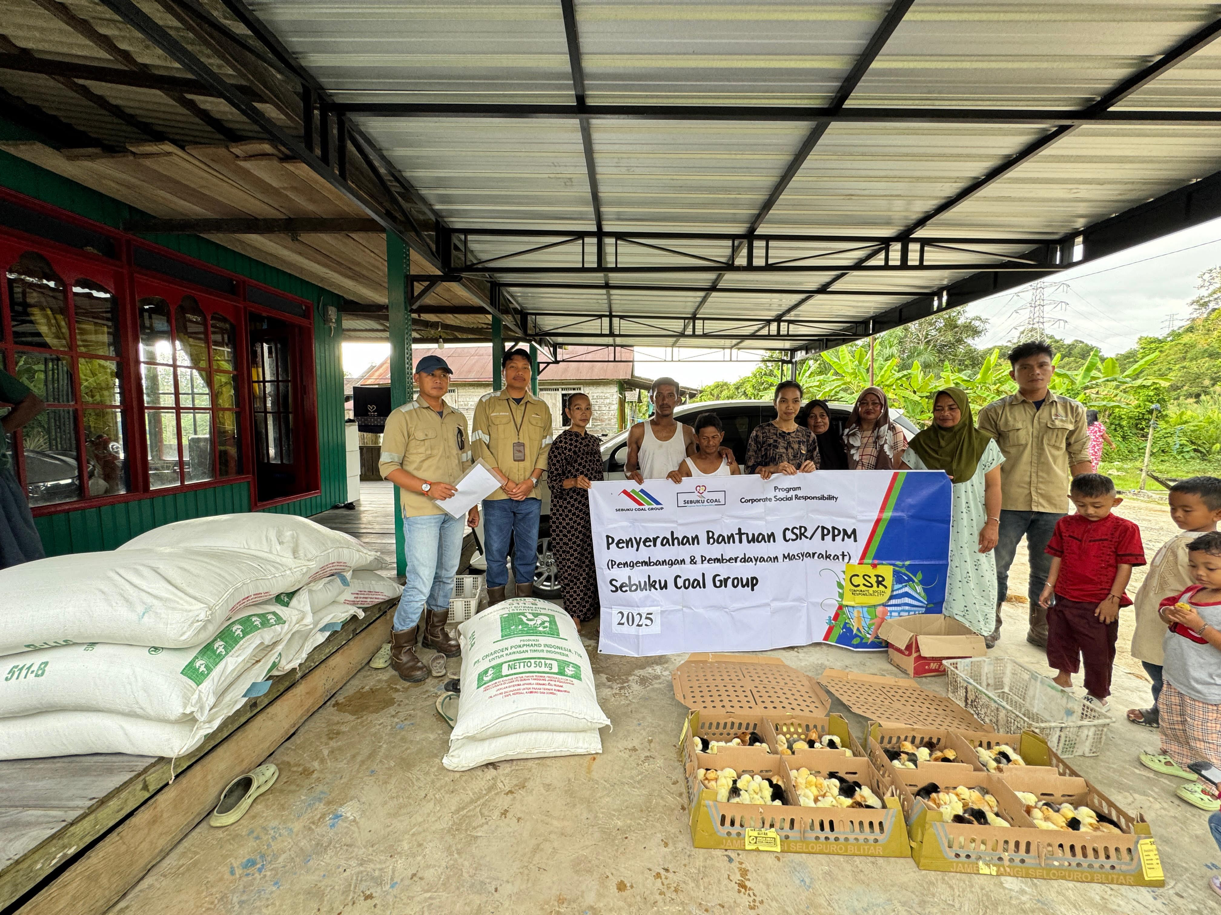 Sebuku Coal Group Serahkan Bantuan Ayam Kampung untuk Kelompok Peternak Barakka