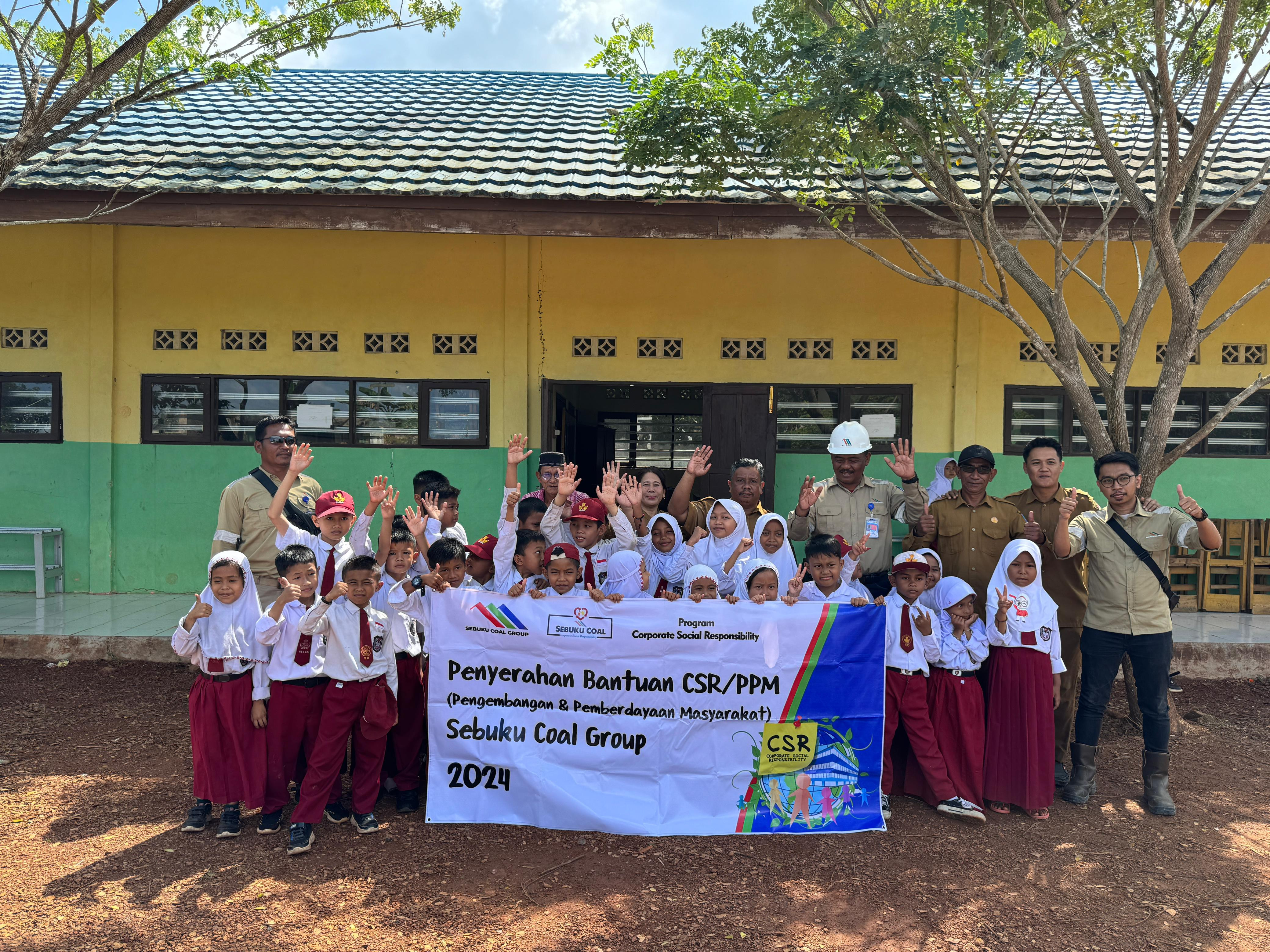 Tingkatkan Fasilitas Sekolah, Sebuku Coal Group Bantu Kursi dan Meja Belajar