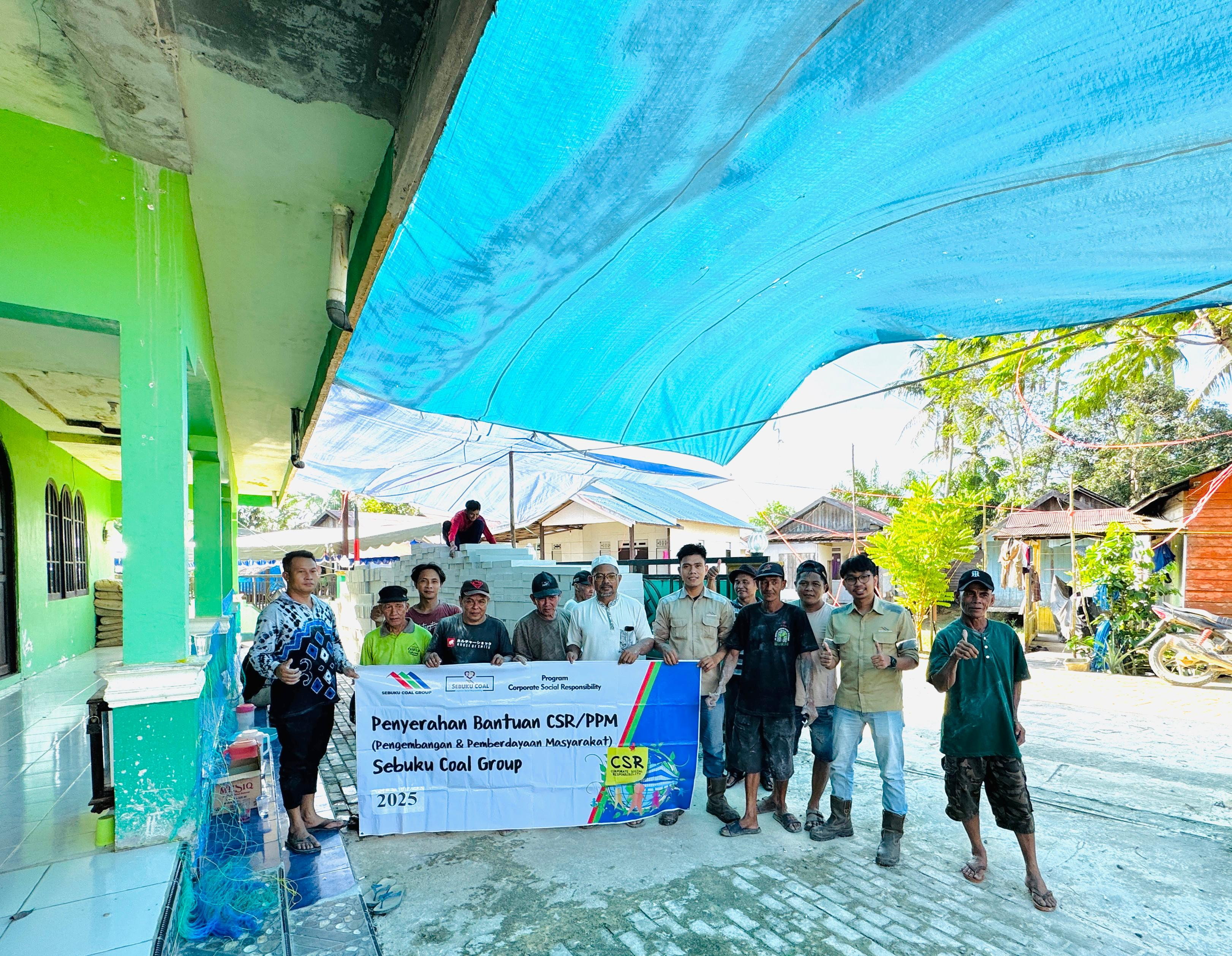Dukung Renovasi Masjid Riyadhussholihin di Desa Selaru, Sebuku Coal Group Serahkan Bantuan Material 