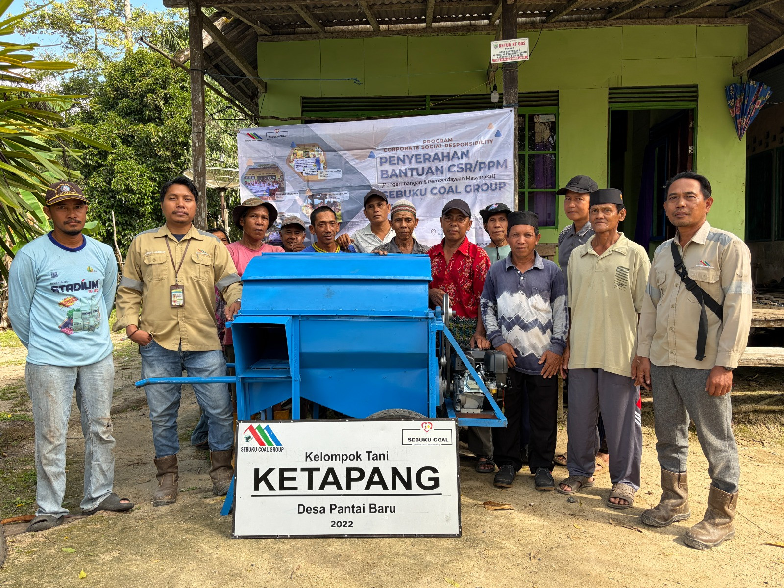 Kurangi Biaya Pascapanen, Kelompok Tani Ketapang Terima Bantuan Mesin Perontok Padi dari Sebuku Coal
