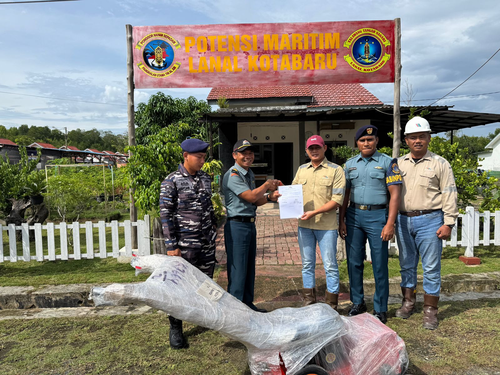 Sebuku Coal Group Serahkan Bantuan Mesin Dangir untuk Lanal Kotabaru