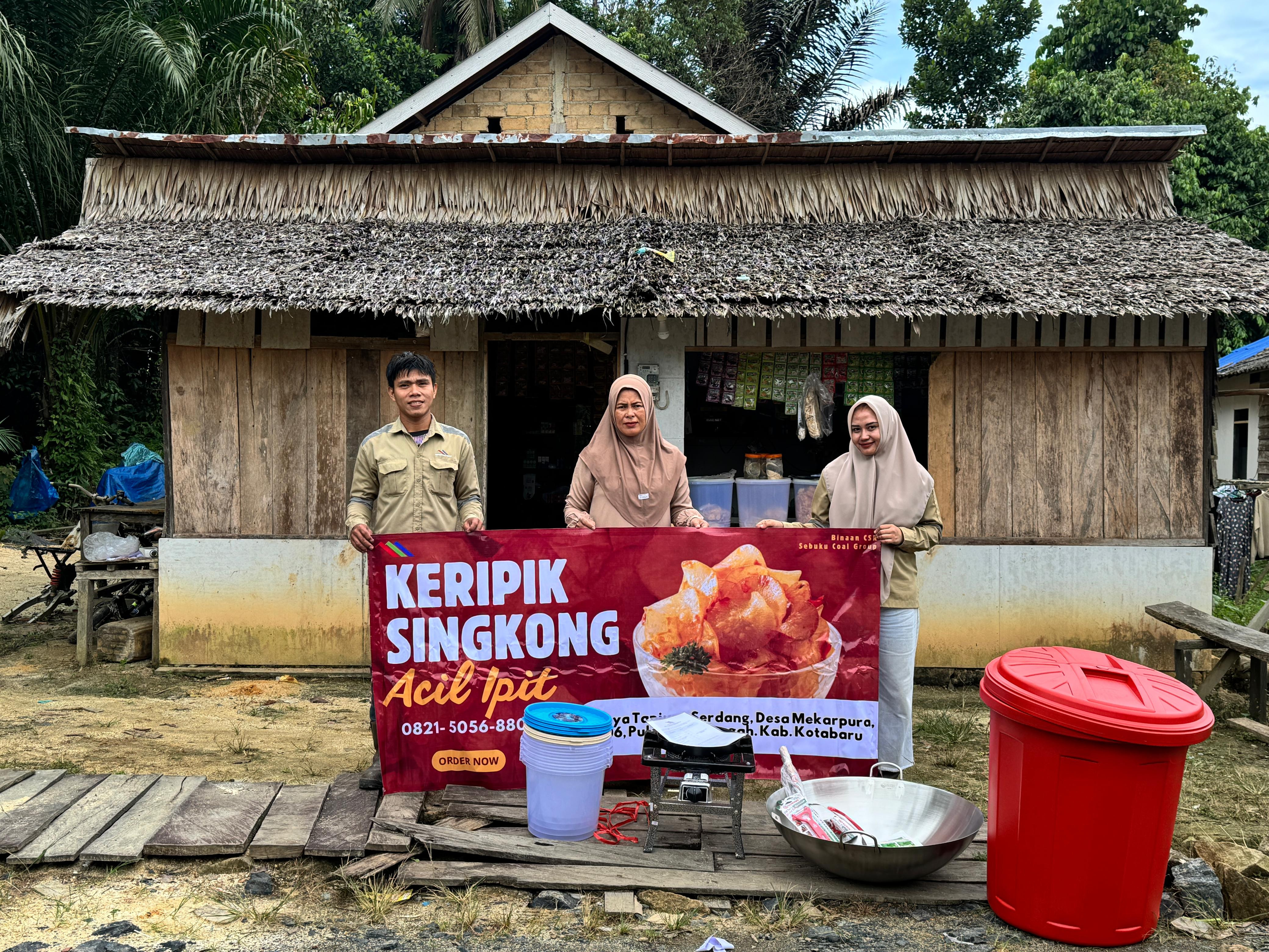 CSR Sebuku Coal Group Dukung Pengembangan UMKM Keripik Acil Ipit di Desa Mekarpura