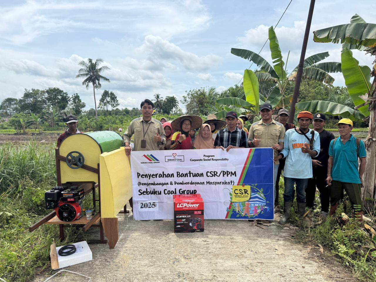 Sebuku Coal Group Serahkan Bantuan Mesin Perontok Padi untuk Kelompok Sungup Sejahtera