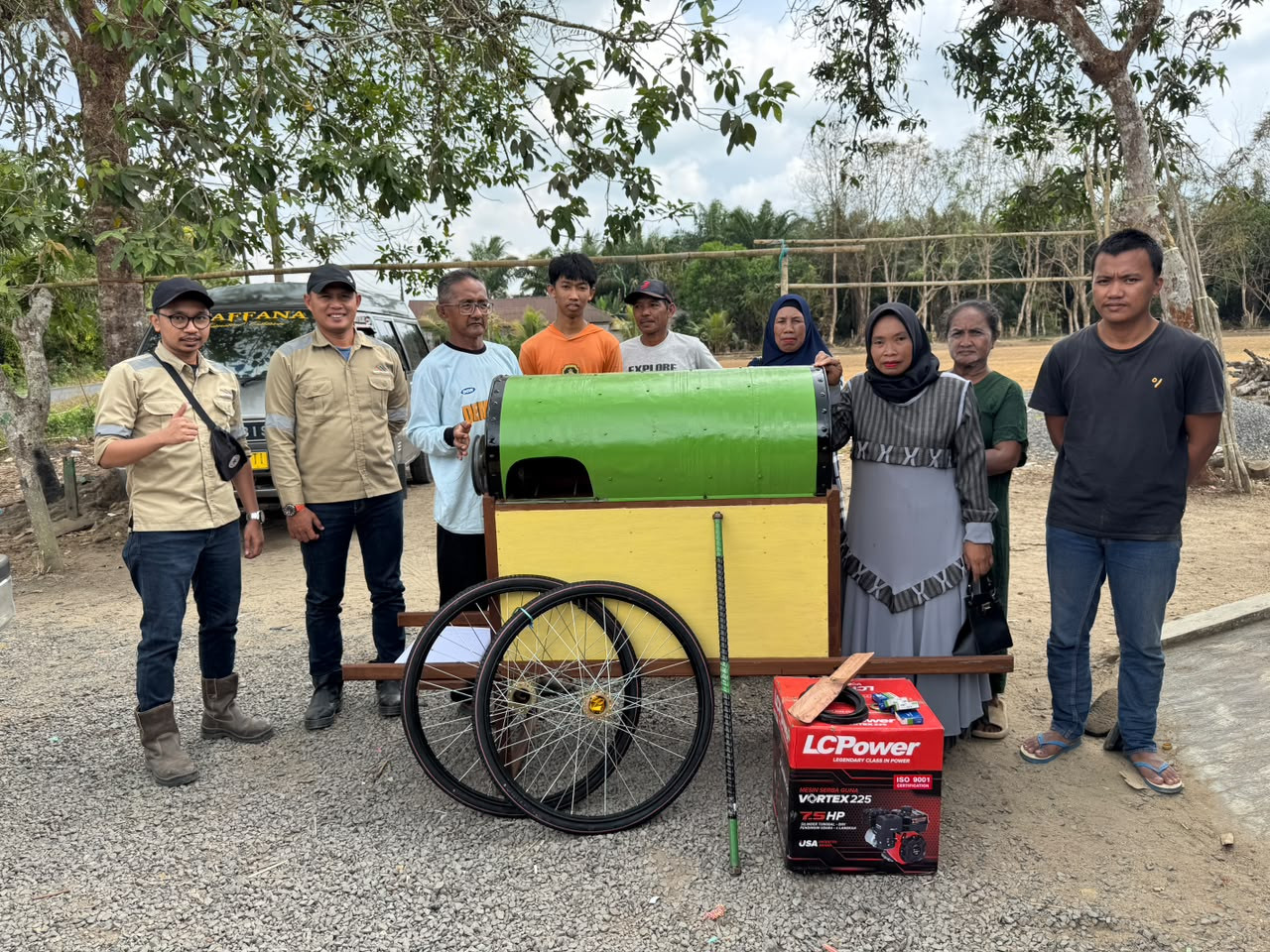 Dukung Pertanian Desa Salino, Sebuku Coal Group Tambah Bantuan Mesin Perontok Padi