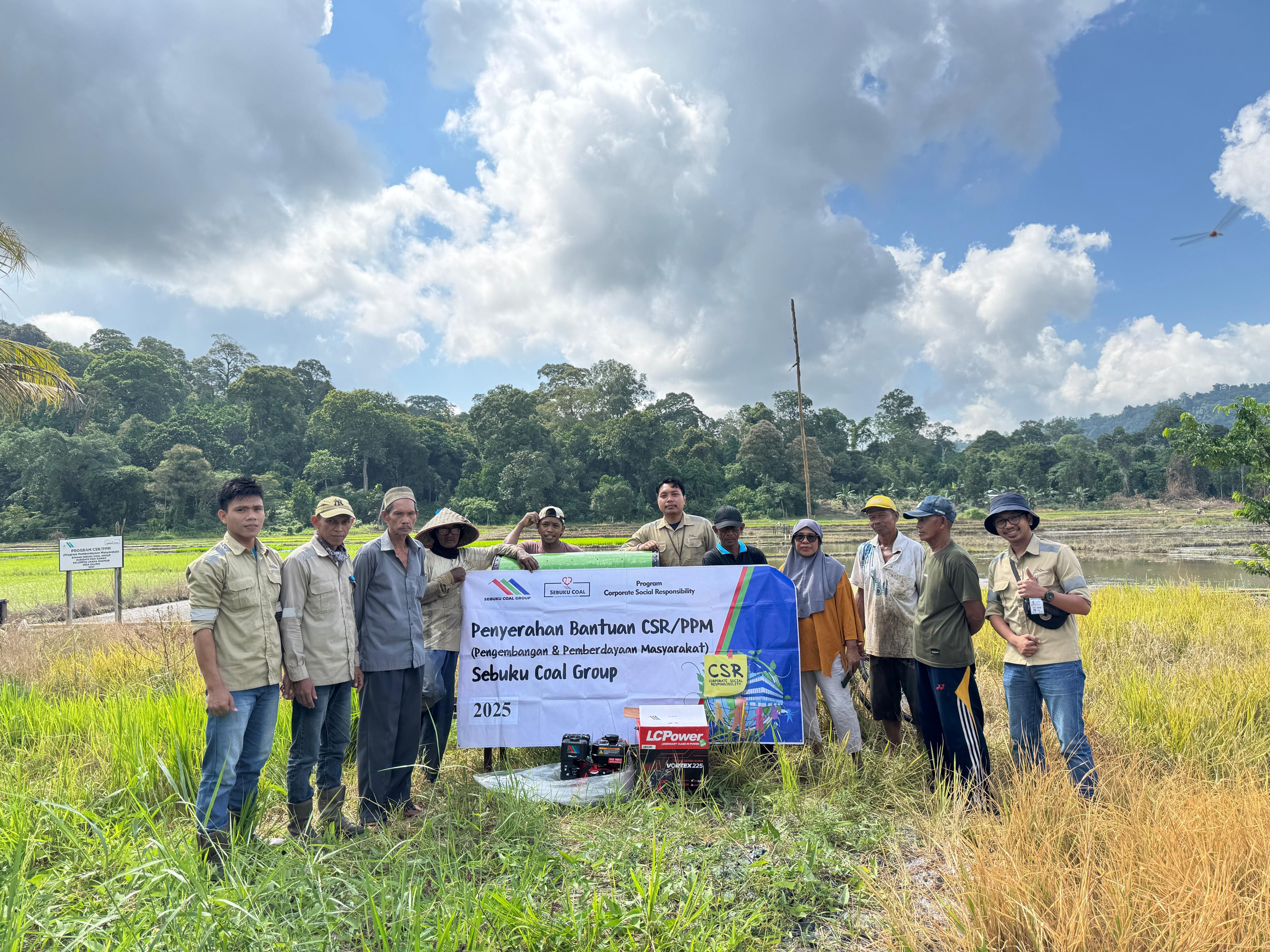 CSR Sebuku Coal Group Serahkan Bantuan Mesin Perontok Padi untuk Kelompok Usaha Makmur di Desa Salin
